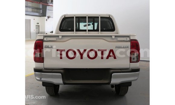 Sayi Imported Toyota Hilux White Mota in Import - Dubai a Benin Sayi Imported Toyota Hilux White Mota in Import - Dubai a Benin