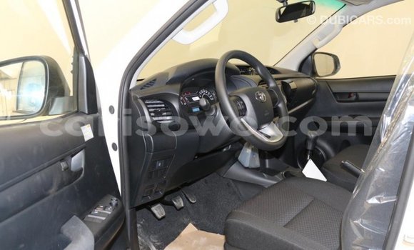 Sayi Imported Toyota Hilux White Mota in Import - Dubai a Benin Sayi Imported Toyota Hilux White Mota in Import - Dubai a Benin