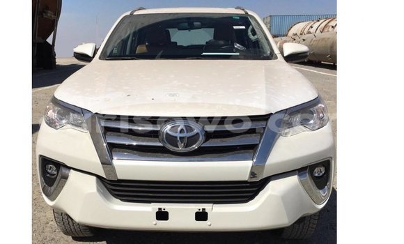 Acheter Import Voiture Toyota Fortuner Blanc à Import - Dubai, Benin