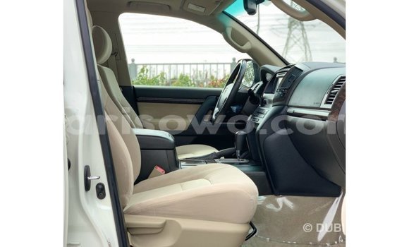Sayi Imported Toyota Land Cruiser White Mota in Import - Dubai a Benin Sayi Imported Toyota Land Cruiser White Mota in Import - Dubai a Benin
