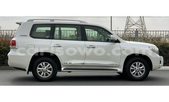 Sayi Imported Toyota Land Cruiser White Mota in Import - Dubai a Benin Sayi Imported Toyota Land Cruiser White Mota in Import - Dubai a Benin