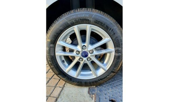 Acheter Import Voiture Ford Focus Blanc à Import - Dubai, Benin Acheter Import Voiture Ford Focus Blanc à Import - Dubai, Benin