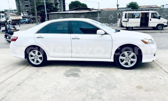 Ra Tuntun Toyota Camry funfun Ọkọ̀ in Cotonou ni Benin Ra Tuntun Toyota Camry funfun Ọkọ̀ in Cotonou ni Benin