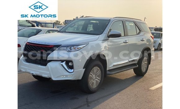 Acheter Import Voiture Toyota Fortuner Blanc à Import - Dubai, Benin