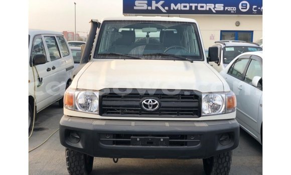 Sayi Imported Toyota Land Cruiser White Mota in Import - Dubai a Benin