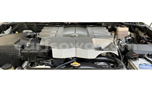 Acheter Import Voiture Toyota Land Cruiser Blanc à Import - Dubai, Benin Acheter Import Voiture Toyota Land Cruiser Blanc à Import - Dubai, Benin