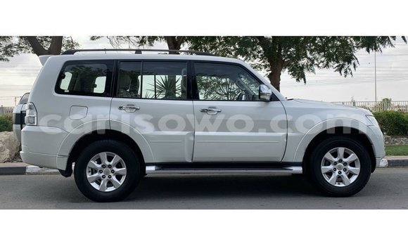 Acheter Import Voiture Mitsubishi Pajero Blanc à Import - Dubai, Benin Acheter Import Voiture Mitsubishi Pajero Blanc à Import - Dubai, Benin