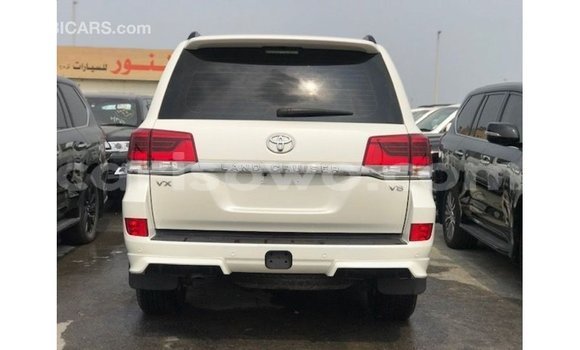 Acheter Import Voiture Toyota Land Cruiser Blanc à Import - Dubai, Benin Acheter Import Voiture Toyota Land Cruiser Blanc à Import - Dubai, Benin