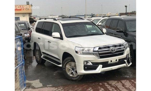 Acheter Import Voiture Toyota Land Cruiser Blanc à Import - Dubai, Benin Acheter Import Voiture Toyota Land Cruiser Blanc à Import - Dubai, Benin