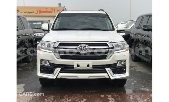 Acheter Import Voiture Toyota Land Cruiser Blanc à Import - Dubai, Benin Acheter Import Voiture Toyota Land Cruiser Blanc à Import - Dubai, Benin