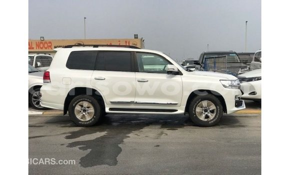 Acheter Import Voiture Toyota Land Cruiser Blanc à Import - Dubai, Benin Acheter Import Voiture Toyota Land Cruiser Blanc à Import - Dubai, Benin