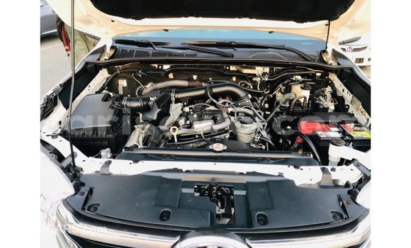 Acheter Import Voiture Toyota Hilux Blanc à Import - Dubai, Benin Acheter Import Voiture Toyota Hilux Blanc à Import - Dubai, Benin