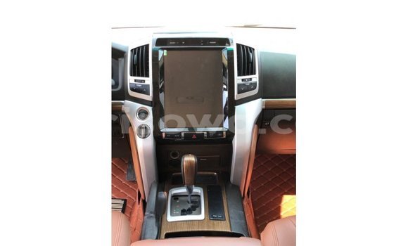 Acheter Import Voiture Toyota Land Cruiser Blanc à Import - Dubai, Benin Acheter Import Voiture Toyota Land Cruiser Blanc à Import - Dubai, Benin