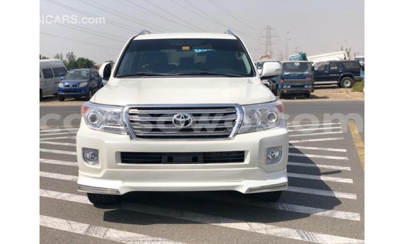 Acheter Import Voiture Toyota Land Cruiser Blanc à Import - Dubai, Benin Acheter Import Voiture Toyota Land Cruiser Blanc à Import - Dubai, Benin
