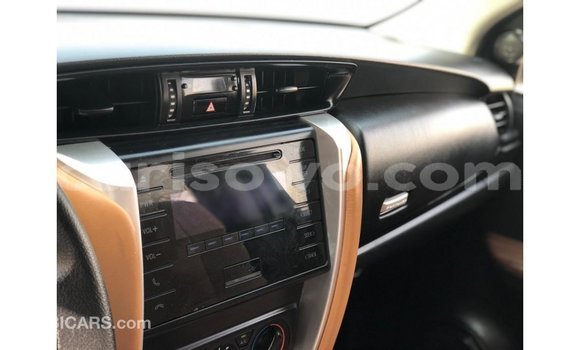 Acheter Import Voiture Toyota Fortuner Blanc à Import - Dubai, Benin Acheter Import Voiture Toyota Fortuner Blanc à Import - Dubai, Benin