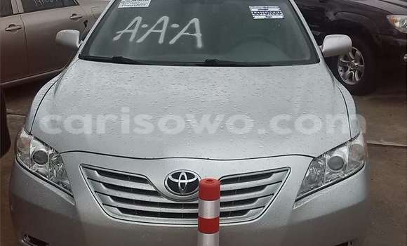 Sayi Na hannu Toyota Camry Azurfa Mota in Porto Novo a Benin