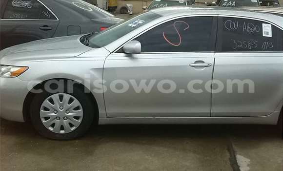 Sayi Na hannu Toyota Camry Azurfa Mota in Porto Novo a Benin Sayi Na hannu Toyota Camry Azurfa Mota in Porto Novo a Benin