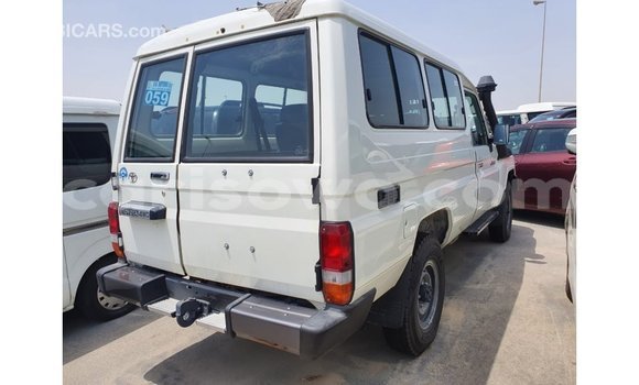 Sayi Imported Toyota Land Cruiser White Mota in Import - Dubai a Benin Sayi Imported Toyota Land Cruiser White Mota in Import - Dubai a Benin