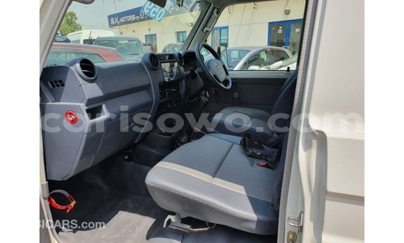 Sayi Imported Toyota Land Cruiser White Mota in Import - Dubai a Benin Sayi Imported Toyota Land Cruiser White Mota in Import - Dubai a Benin