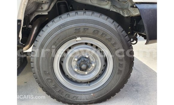Sayi Imported Toyota Land Cruiser White Mota in Import - Dubai a Benin Sayi Imported Toyota Land Cruiser White Mota in Import - Dubai a Benin