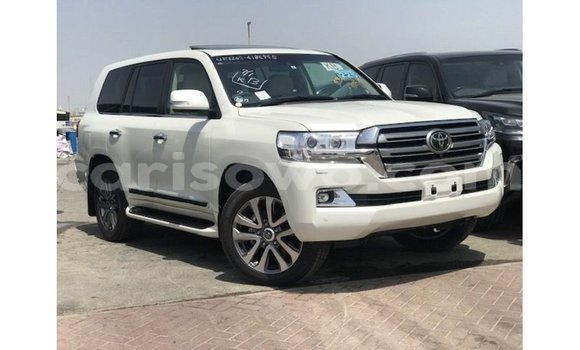 Sayi Imported Toyota Land Cruiser White Mota in Import - Dubai a Benin