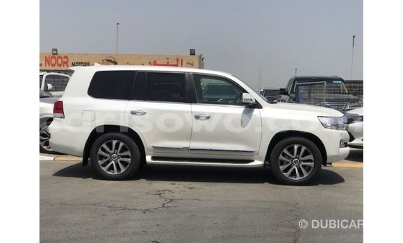 Acheter Import Voiture Toyota Land Cruiser Blanc à Import - Dubai, Benin Acheter Import Voiture Toyota Land Cruiser Blanc à Import - Dubai, Benin