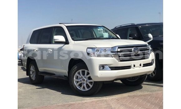 Sayi Imported Toyota Land Cruiser White Mota in Import - Dubai a Benin