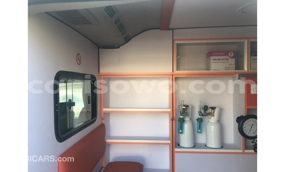 Acheter Import Voiture Toyota Hiace Blanc à Import - Dubai, Benin Acheter Import Voiture Toyota Hiace Blanc à Import - Dubai, Benin