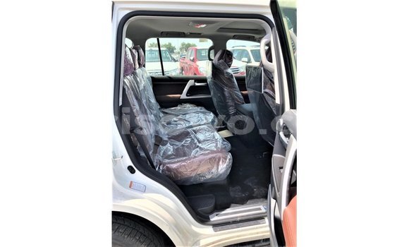 Ra Imported Toyota Land Cruiser funfun Ọkọ̀ in Import - Dubai ni Benin Ra Imported Toyota Land Cruiser funfun Ọkọ̀ in Import - Dubai ni Benin