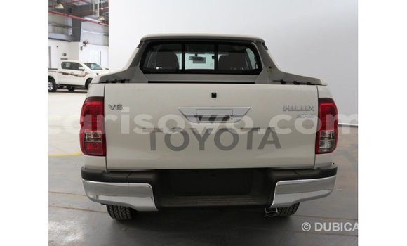 Sayi Imported Toyota Hilux White Mota in Import - Dubai a Benin Sayi Imported Toyota Hilux White Mota in Import - Dubai a Benin
