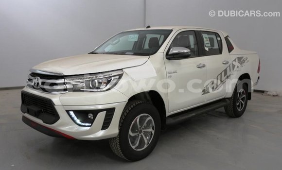 Sayi Imported Toyota Hilux White Mota in Import - Dubai a Benin Sayi Imported Toyota Hilux White Mota in Import - Dubai a Benin