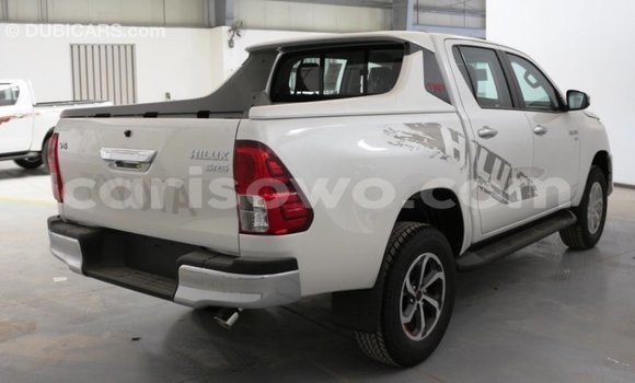 Sayi Imported Toyota Hilux White Mota in Import - Dubai a Benin Sayi Imported Toyota Hilux White Mota in Import - Dubai a Benin