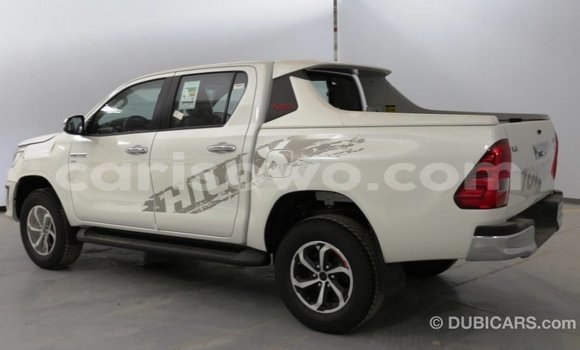 Sayi Imported Toyota Hilux White Mota in Import - Dubai a Benin Sayi Imported Toyota Hilux White Mota in Import - Dubai a Benin
