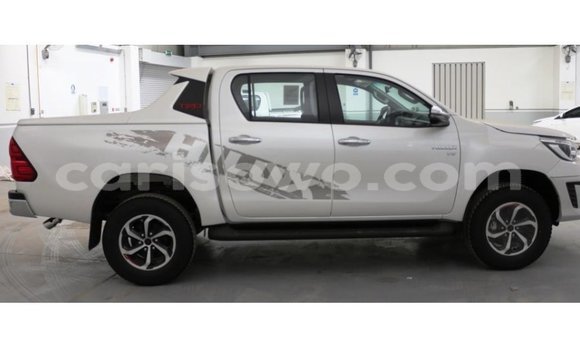 Sayi Imported Toyota Hilux White Mota in Import - Dubai a Benin Sayi Imported Toyota Hilux White Mota in Import - Dubai a Benin