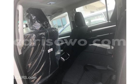 Sayi Imported Toyota Hilux White Mota in Import - Dubai a Benin Sayi Imported Toyota Hilux White Mota in Import - Dubai a Benin