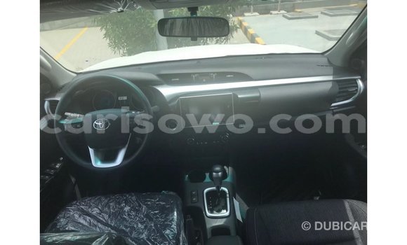 Sayi Imported Toyota Hilux White Mota in Import - Dubai a Benin Sayi Imported Toyota Hilux White Mota in Import - Dubai a Benin