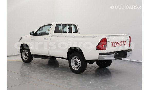 Sayi Imported Toyota Hilux White Mota in Import - Dubai a Benin Sayi Imported Toyota Hilux White Mota in Import - Dubai a Benin