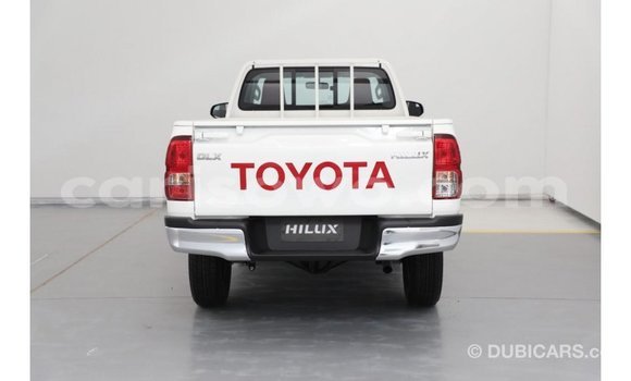 Sayi Imported Toyota Hilux White Mota in Import - Dubai a Benin Sayi Imported Toyota Hilux White Mota in Import - Dubai a Benin