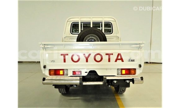Sayi Imported Toyota Land Cruiser White Mota in Import - Dubai a Benin Sayi Imported Toyota Land Cruiser White Mota in Import - Dubai a Benin