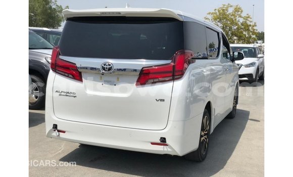 Acheter Import Voiture Toyota Alphard Blanc à Import - Dubai, Benin Acheter Import Voiture Toyota Alphard Blanc à Import - Dubai, Benin