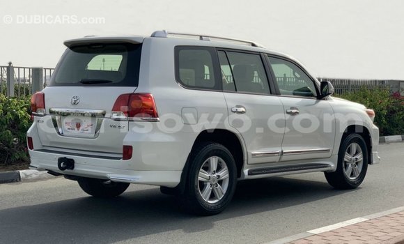Sayi Imported Toyota Land Cruiser White Mota in Import - Dubai a Benin Sayi Imported Toyota Land Cruiser White Mota in Import - Dubai a Benin
