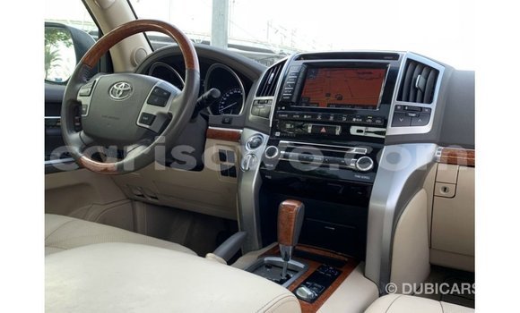 Sayi Imported Toyota Land Cruiser White Mota in Import - Dubai a Benin Sayi Imported Toyota Land Cruiser White Mota in Import - Dubai a Benin