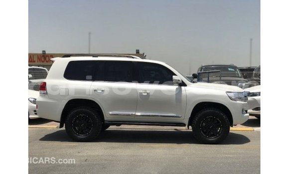 Ra Imported Toyota Land Cruiser funfun Ọkọ̀ in Import - Dubai ni Benin Ra Imported Toyota Land Cruiser funfun Ọkọ̀ in Import - Dubai ni Benin