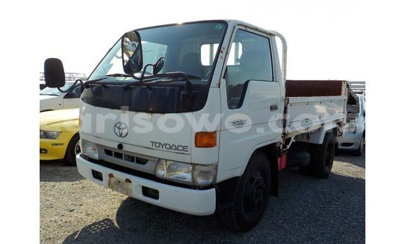 Sayi Imported Toyota Dyna White Babbar mota in Import - Dubai a Benin Sayi Imported Toyota Dyna White Babbar mota in Import - Dubai a Benin