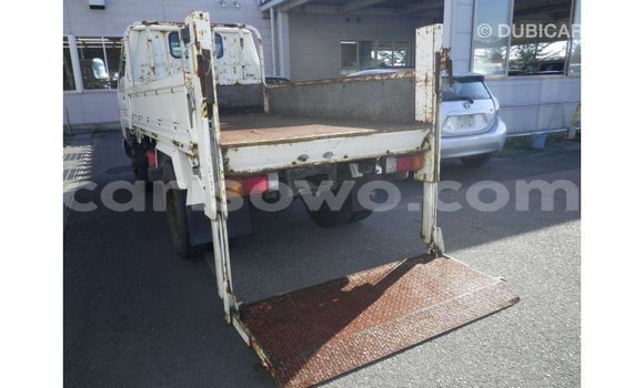 Sayi Imported Toyota Dyna White Babbar mota in Import - Dubai a Benin Sayi Imported Toyota Dyna White Babbar mota in Import - Dubai a Benin