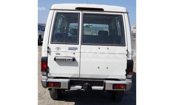 Sayi Imported Toyota Land Cruiser White Mota in Import - Dubai a Benin Sayi Imported Toyota Land Cruiser White Mota in Import - Dubai a Benin