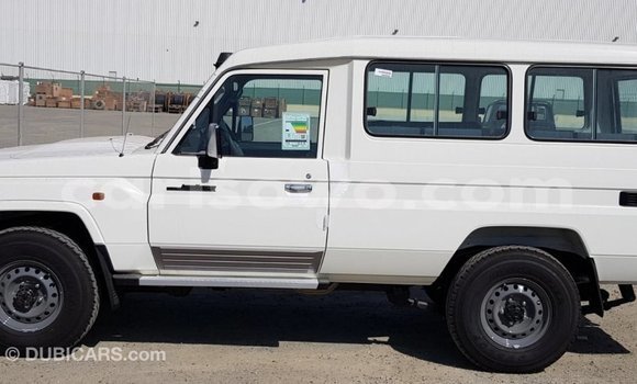 Sayi Imported Toyota Land Cruiser White Mota in Import - Dubai a Benin Sayi Imported Toyota Land Cruiser White Mota in Import - Dubai a Benin