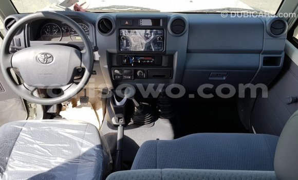 Sayi Imported Toyota Land Cruiser White Mota in Import - Dubai a Benin Sayi Imported Toyota Land Cruiser White Mota in Import - Dubai a Benin