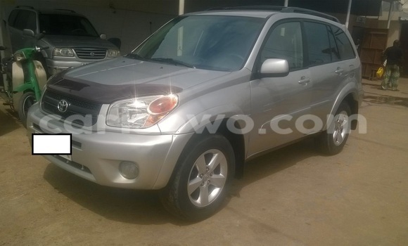 Sayi Na hannu Toyota RAV4 Azurfa Mota in Porto Novo a Benin Sayi Na hannu Toyota RAV4 Azurfa Mota in Porto Novo a Benin