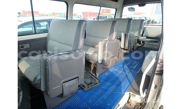 Acheter Import Voiture Nissan Caravan Blanc à Import - Dubai, Benin Acheter Import Voiture Nissan Caravan Blanc à Import - Dubai, Benin